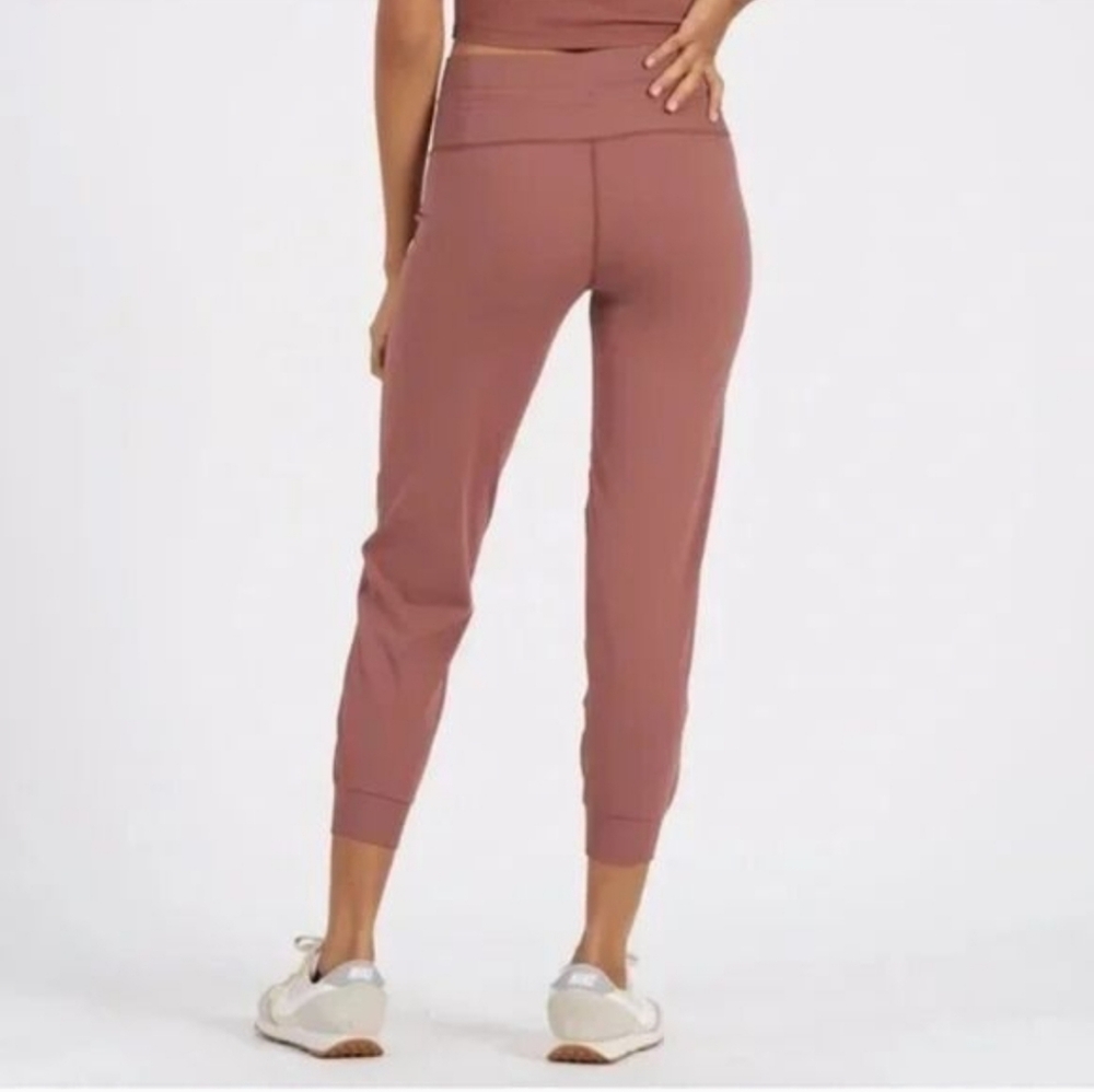 Vuori Daily Jogger NWT Rosewood - Picture 2 of 7